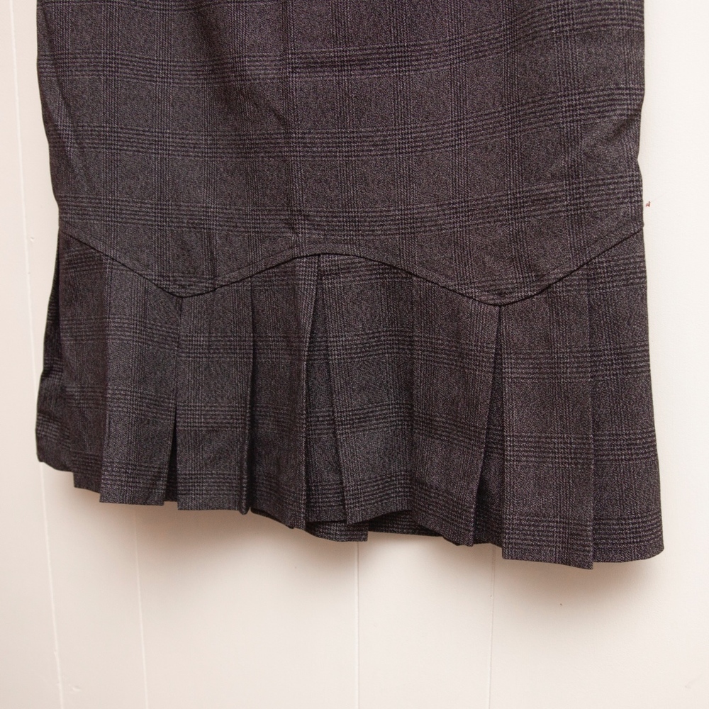 Pencil Skirt with Pleated bottom - Picture 2 of 7